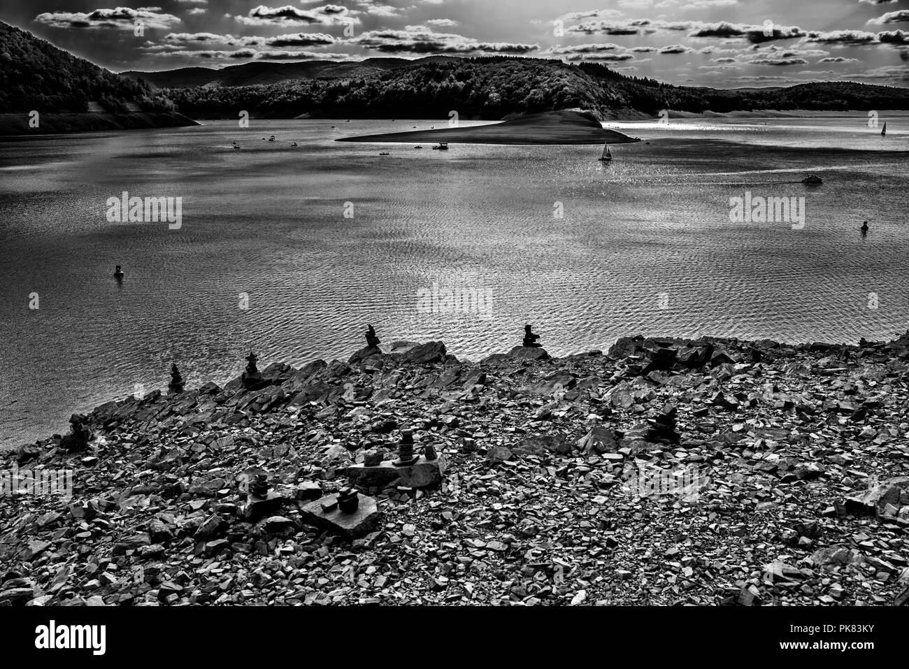 Cairns, eretta al lago Edersee a bassa marea, Hesse, Germania, Europa Foto Stock
