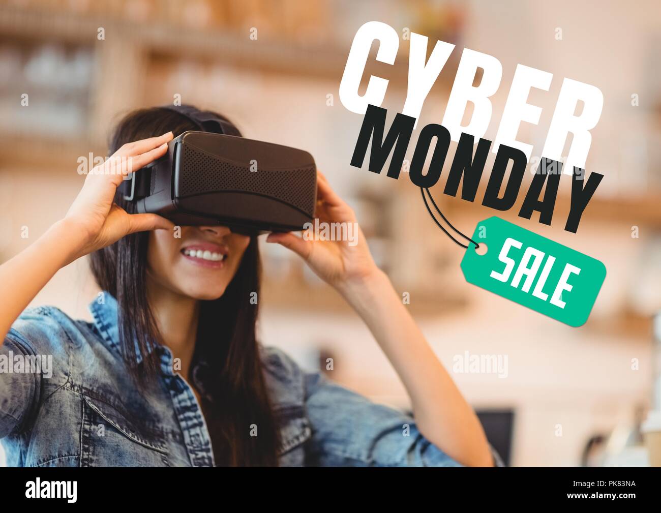 Cyber lunedì vendita donna utilizzando la realtà aumentata Foto Stock