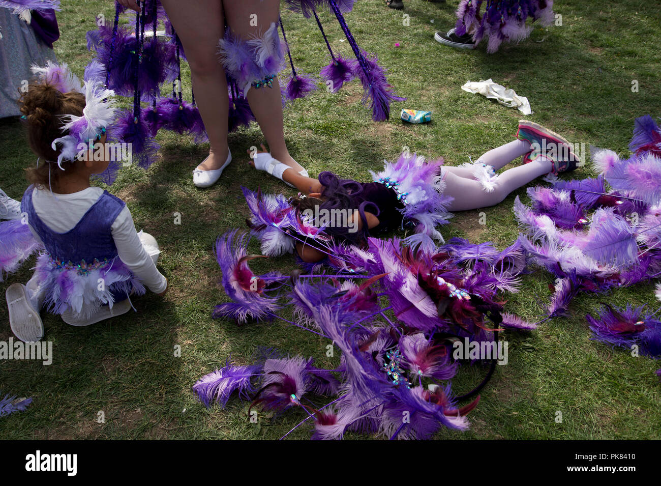 Hackney Carnevale 9 settembre 2018. Un giovane attore dal 'Il Colore Viola' gruppo (basato sul libro di Maya Angelou) ha un resto Foto Stock