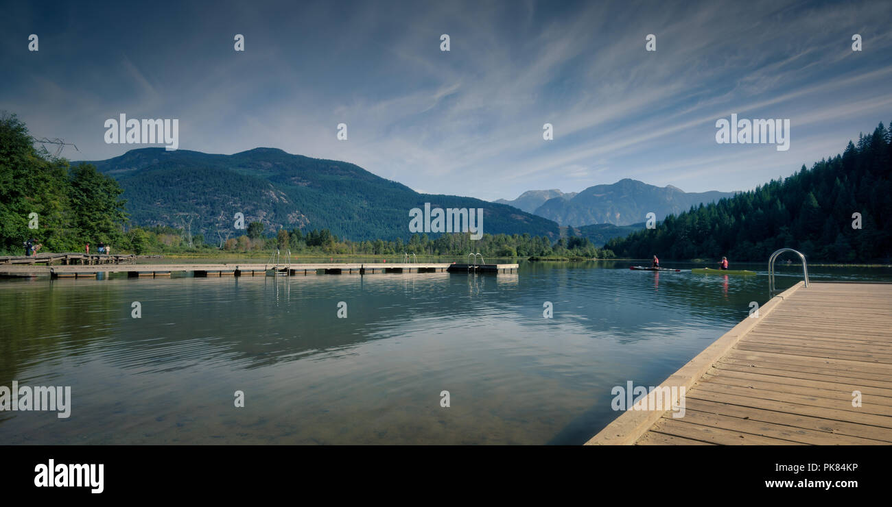 Bella mattina di settembre tutto il lago di persone godono di barche a vela in un miglio park Pemberton BC Canada Foto Stock