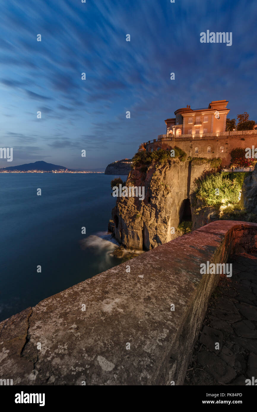 Vista notturna del Vesuvio e Napoli da Sant Agnello. L'Italia. Foto Stock