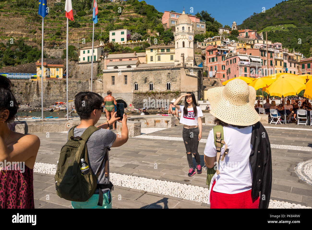 I turisti per scattare delle foto, Vernazza, una delle Cinque Terre 5 villaggi, Liguria, Italia Foto Stock