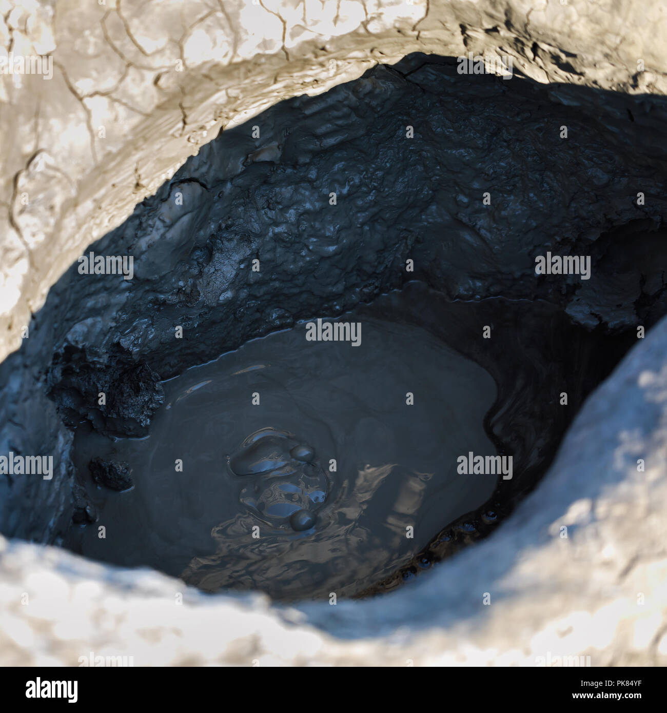Processo di bollitura di un vulcano di fango. La massa risultante è utile per la salute ed è utilizzato in medicina Foto Stock