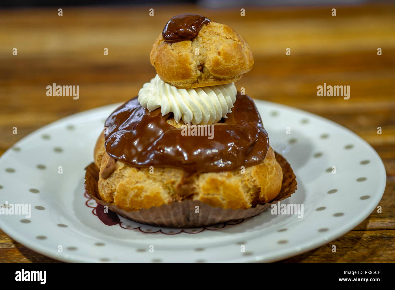 Religieuse francese pasticceria al cioccolato Foto Stock