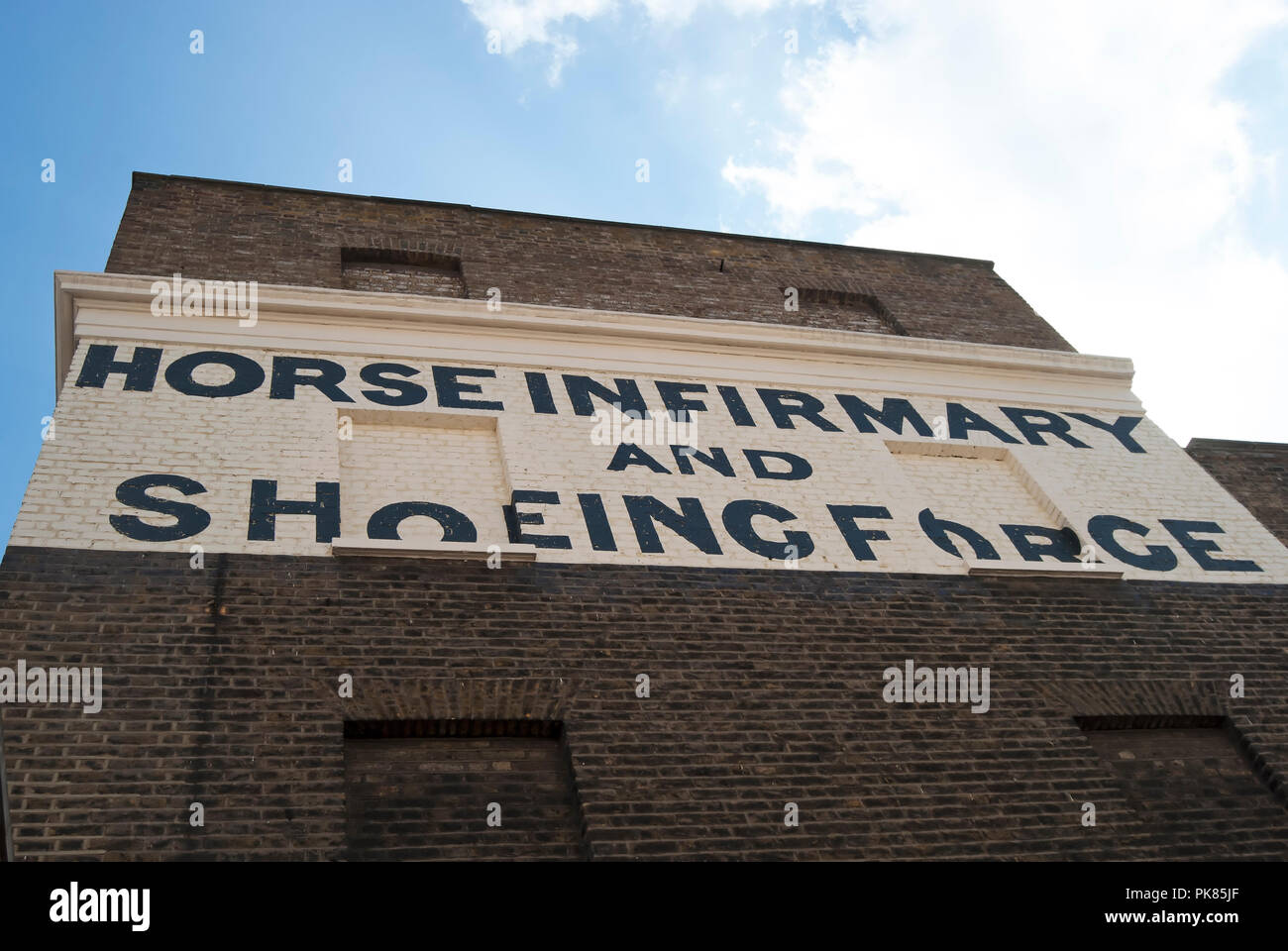 Ristrutturato ex ghost segno per cavallo infermeria e la ferratura forge, su un edificio di Belgravia a Londra, Inghilterra Foto Stock
