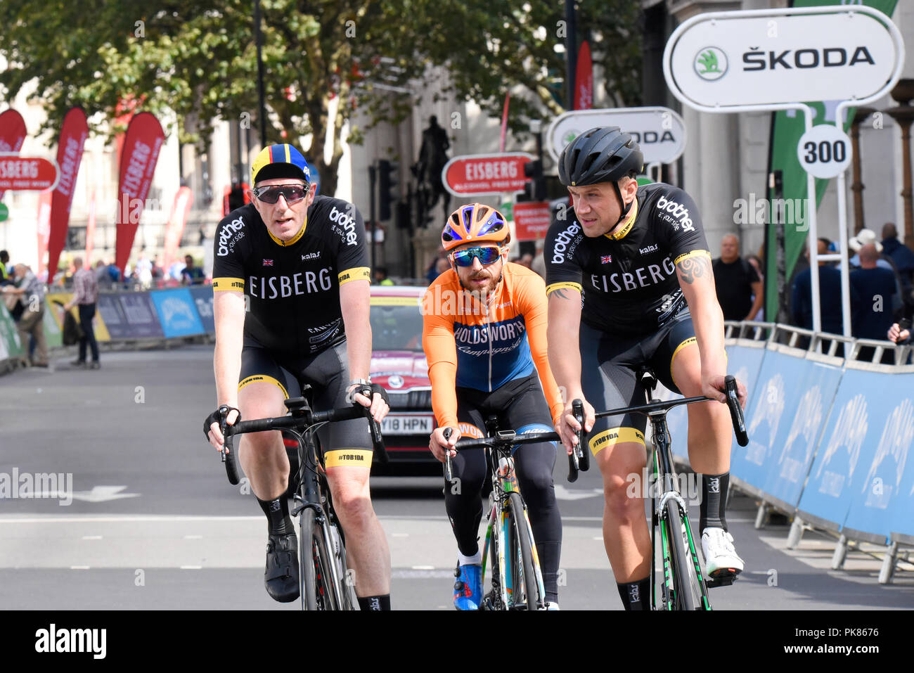 Phil Jones e James Golding completare il tour della Gran Bretagna un giorno prima sfida all'OVO Energy Tour della Gran Bretagna cycle race, stadio 8, Londra, Regno Unito. Foto Stock