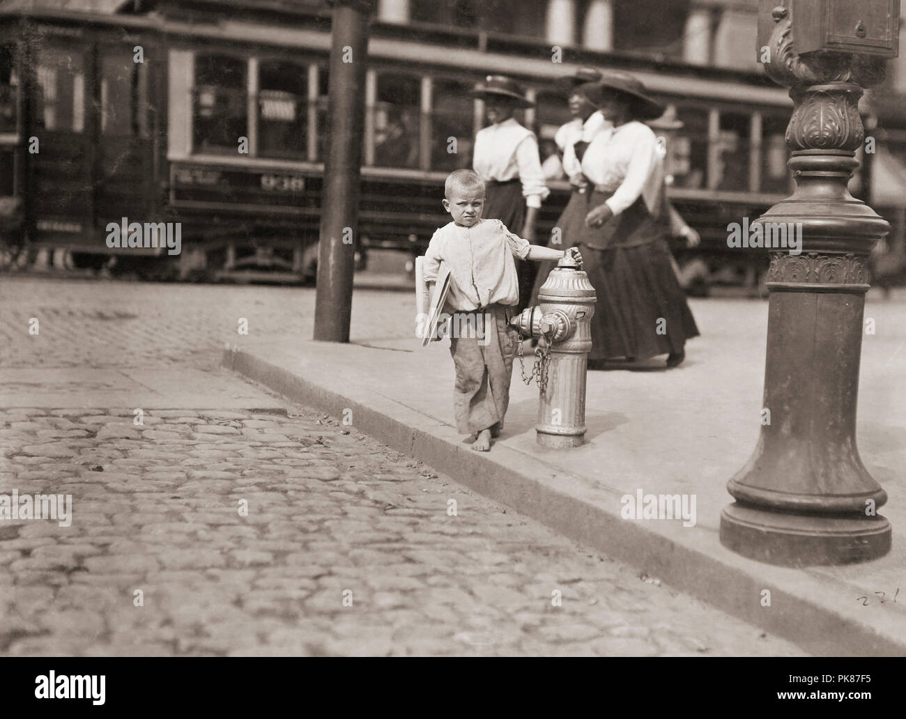 Bambino fornitore di giornale, New York. Preso 1909. Dopo una fotografia da Lewis Hine, 1874-1940. Hine era un professore di sociologia che hanno utilizzato la fotografia per registrare problemi sociali e a spingere la riforma. Foto Stock