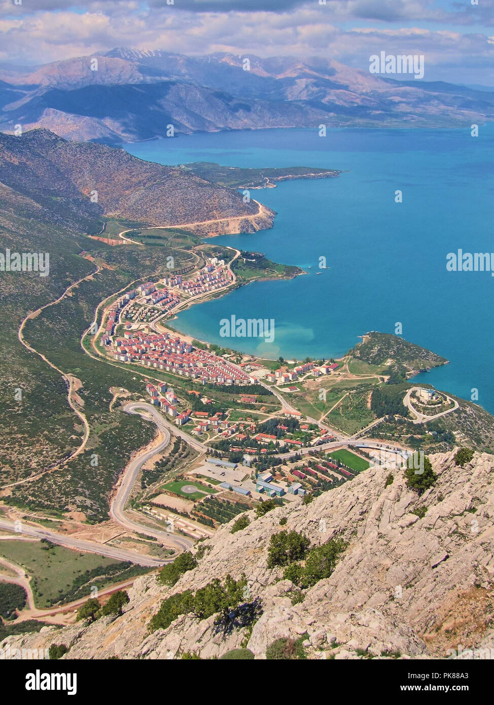 Elevato punto di vista montagna che guarda Egirdir e la costa della Turchia Foto Stock