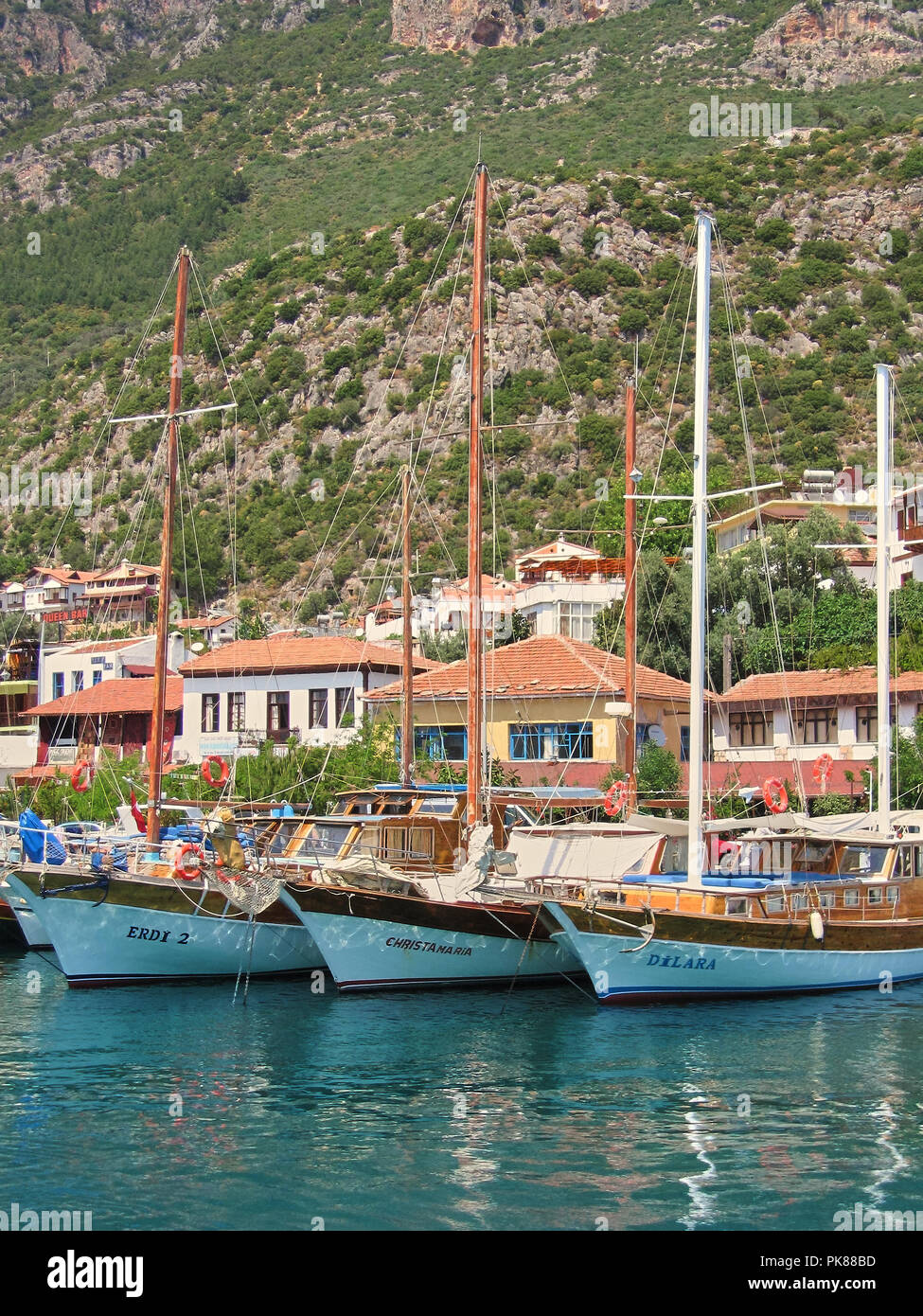 Piuttosto tradizionale tourist caicco barche ancorate in acqua calma in FETHIYE Turchia in una giornata di sole Foto Stock