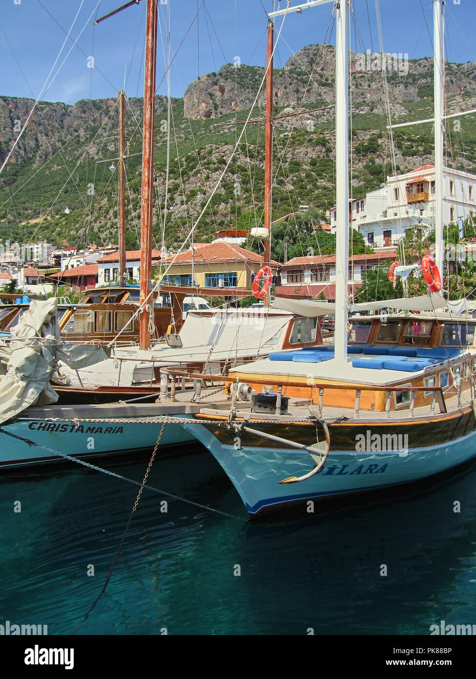 Piuttosto tradizionale tourist caicco barche ancorate in acqua calma in FETHIYE Turchia in una giornata di sole Foto Stock