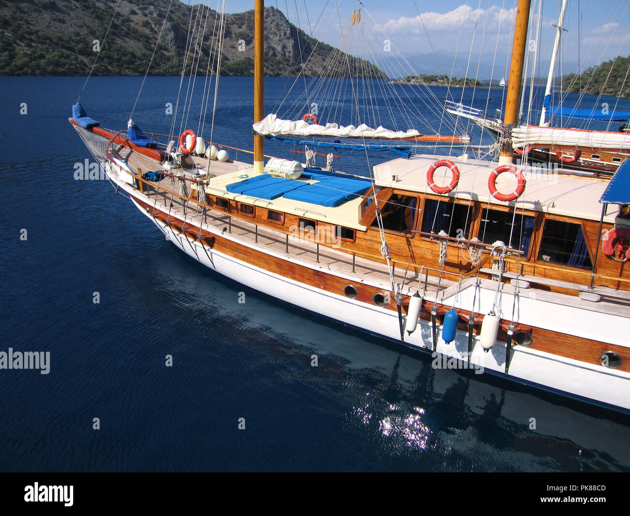 Piuttosto tradizionale tourist caicco barca ancorata in acqua calma in FETHIYE Turchia in una giornata di sole Foto Stock