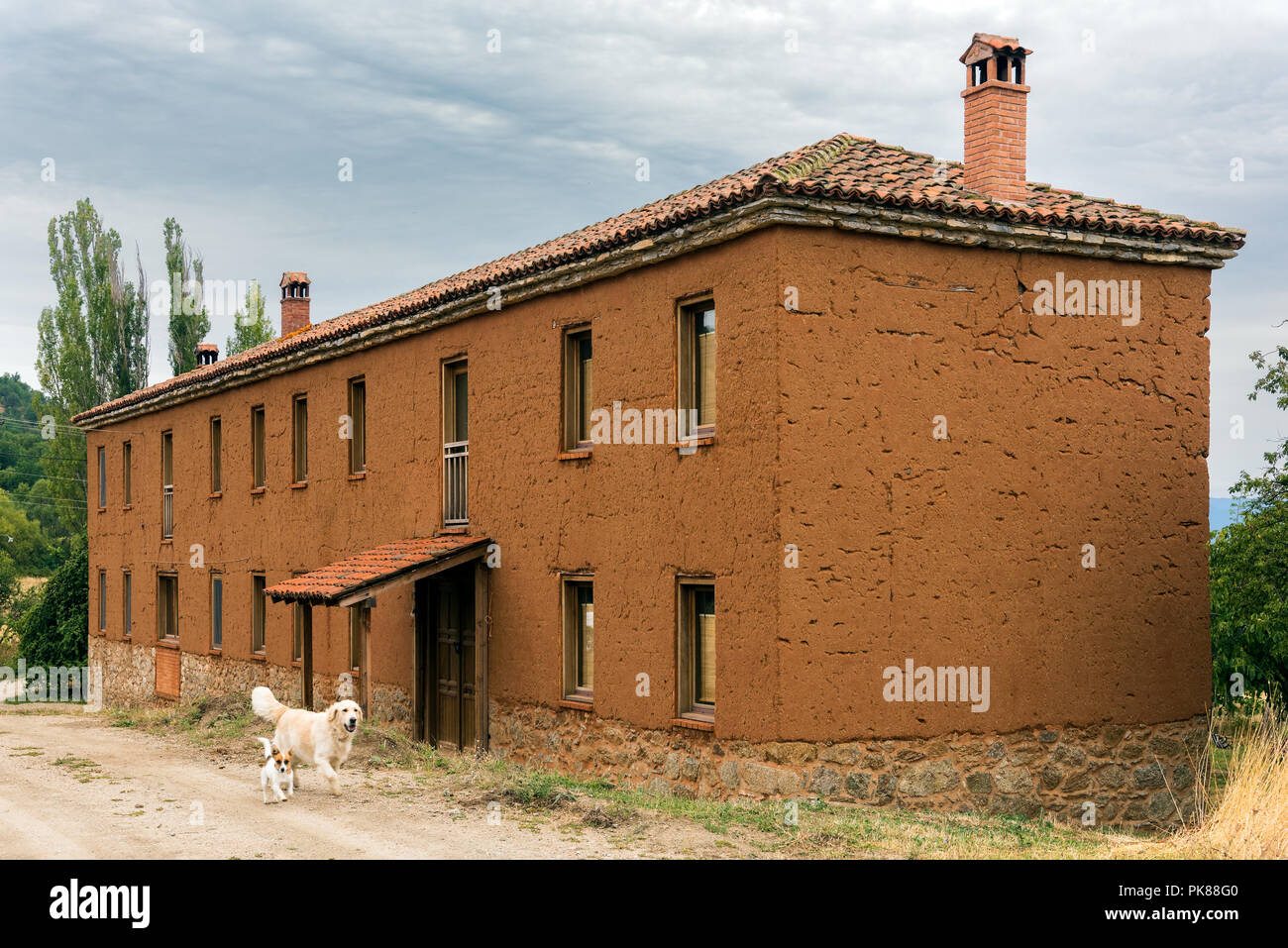 Ripristinato il vecchio edificio, fatta di mattoni di fango, il 25 settembre 2017 presso il villaggio abbandonato di Mileones nella zona dei laghi di Prespes in Grecia Foto Stock