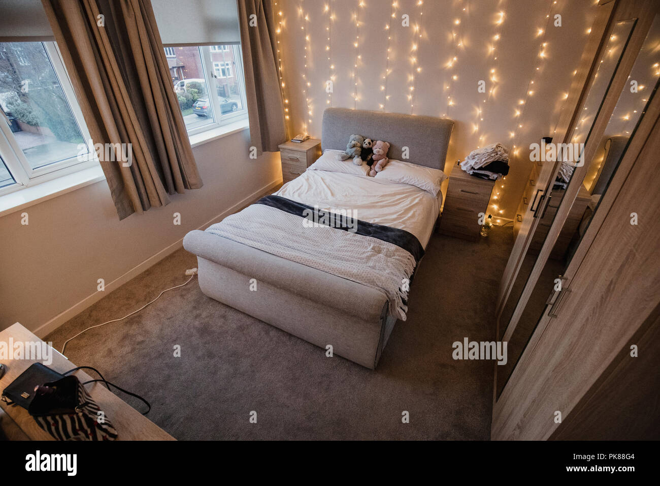 Libere studente camere da letto decorate con scintillio di luci e orsacchiotti. Foto Stock