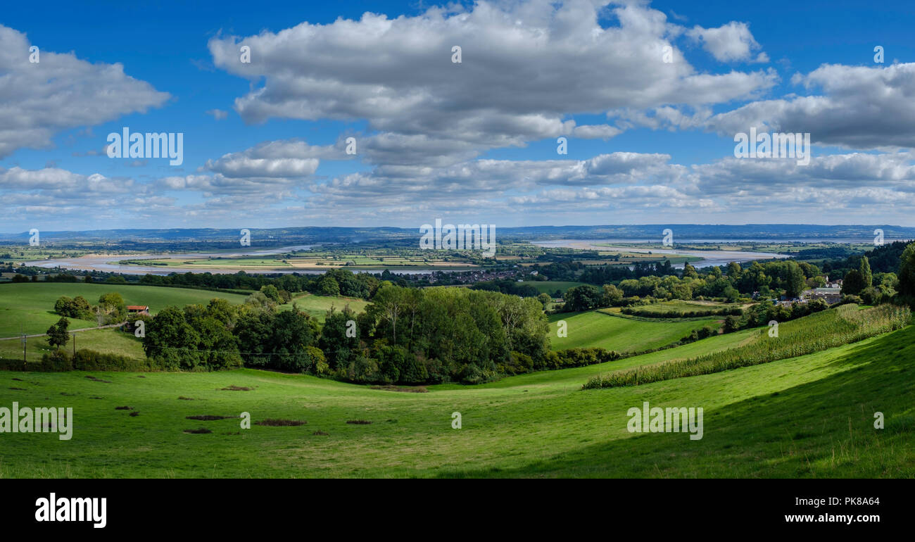 Vista sul fiume Severn dal Decano collina sopra Scandicci ha, Gloucestershire, Regno Unito Inghilterra in estate con soffici nuvole bianche guardando verso il Cotswolds Foto Stock