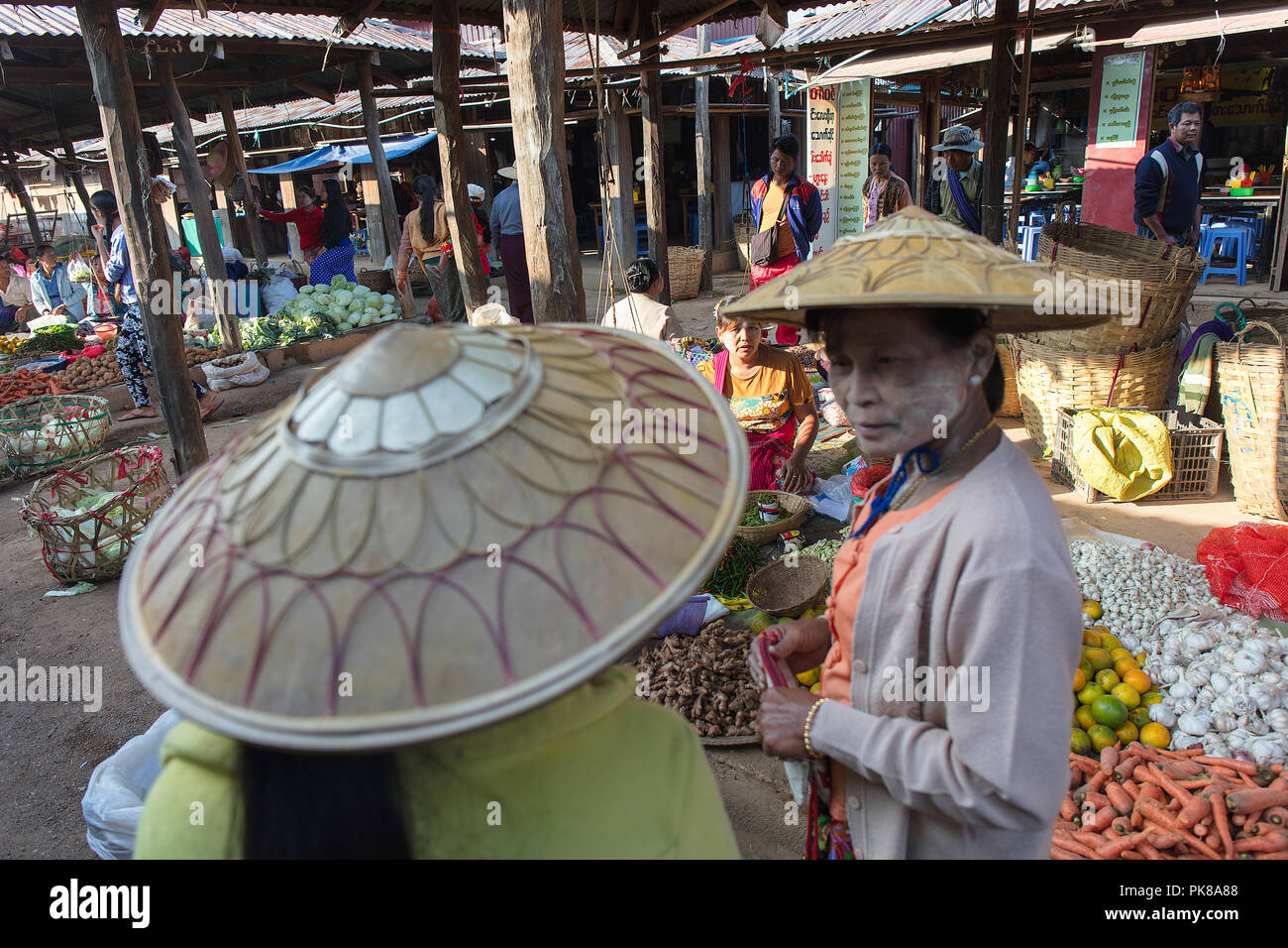 Donne birmane che chiacchierano in un mercato di Inle Lake, Stato di Shan, Myanmar (Birmania). Foto Stock