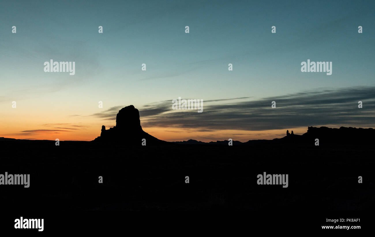 Il Monument Valley prima del sorgere del sole Foto Stock
