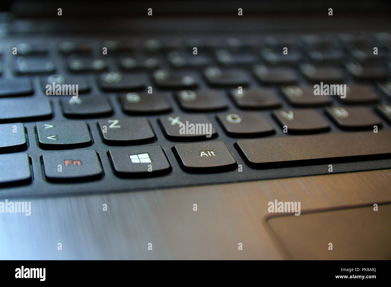 Vista ravvicinata di una tastiera di notebook con il simbolo di Windows Foto Stock