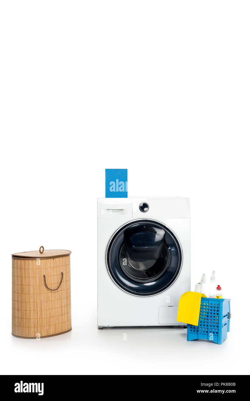 Casella vuota con detergente sulla macchina di lavaggio, materiali per la pulizia e la lavanderia cestello isolato su bianco Foto Stock