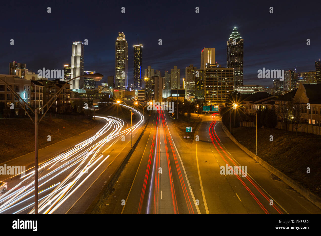 Atlanta. La Georgia, Stati Uniti d'America - 23 Febbraio 2014: notte cityscape skyline e autostrada visualizzazione traffico urbano di Atlanta. Foto Stock