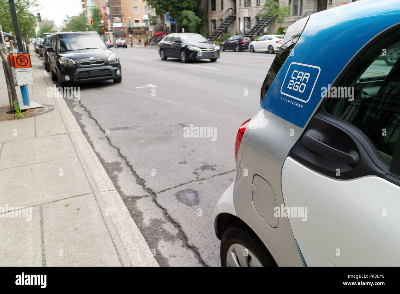 Un auto2Go car sharing Smart auto parcheggiate su Rue Sherbrooke in Montreal Foto Stock
