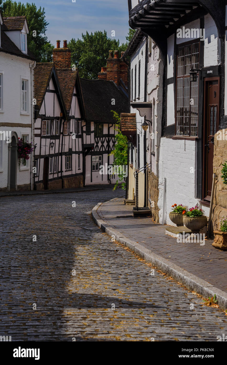 Strada di ciottoli con medievale case con travi di legno in Mill Street Warwick Warwickshire West Midlands England Foto Stock