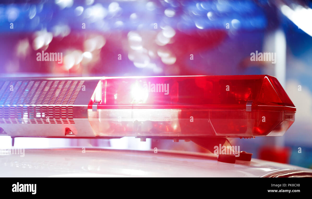 Pattuglia di polizia delle unità specializzate nella notte tempo. Il rosso e il blu lampeggia sulla vettura del veicolo di emergenza. Luci di polizia durante il traffico. Foto Stock