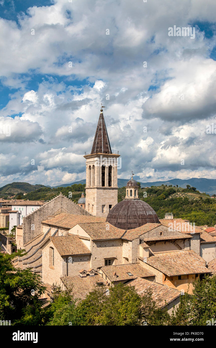 La cattedrale della città di Spoleto, vista dalla Rocca Albornoziana, Umbria, Italia Foto Stock