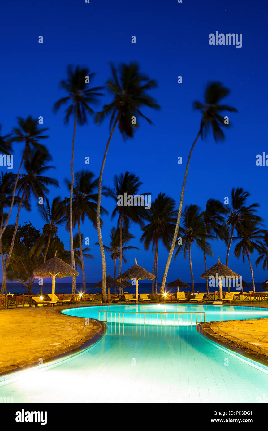 GALU KINONDO - SPIAGGIA, KENYA - 26 febbraio 2018: Nettuno Paradise Beach Resort & Spa Hotel vista nella notte tempo. Hotel di lusso e la meravigliosa spiaggia Foto Stock