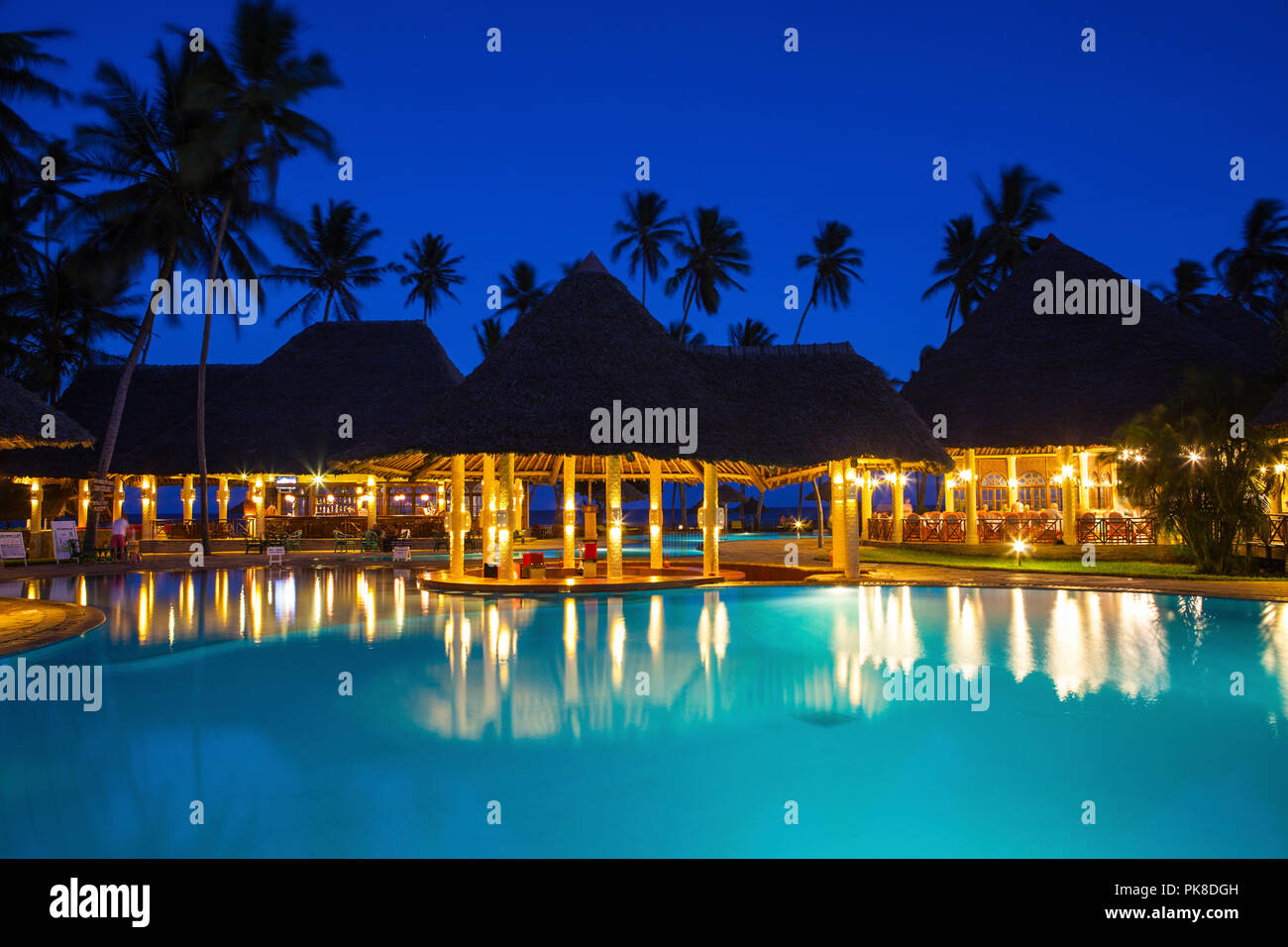 GALU KINONDO - SPIAGGIA, KENYA - 26 febbraio 2018: Nettuno Paradise Beach Resort & Spa Hotel vista nella notte tempo. Hotel di lusso e la meravigliosa spiaggia Foto Stock
