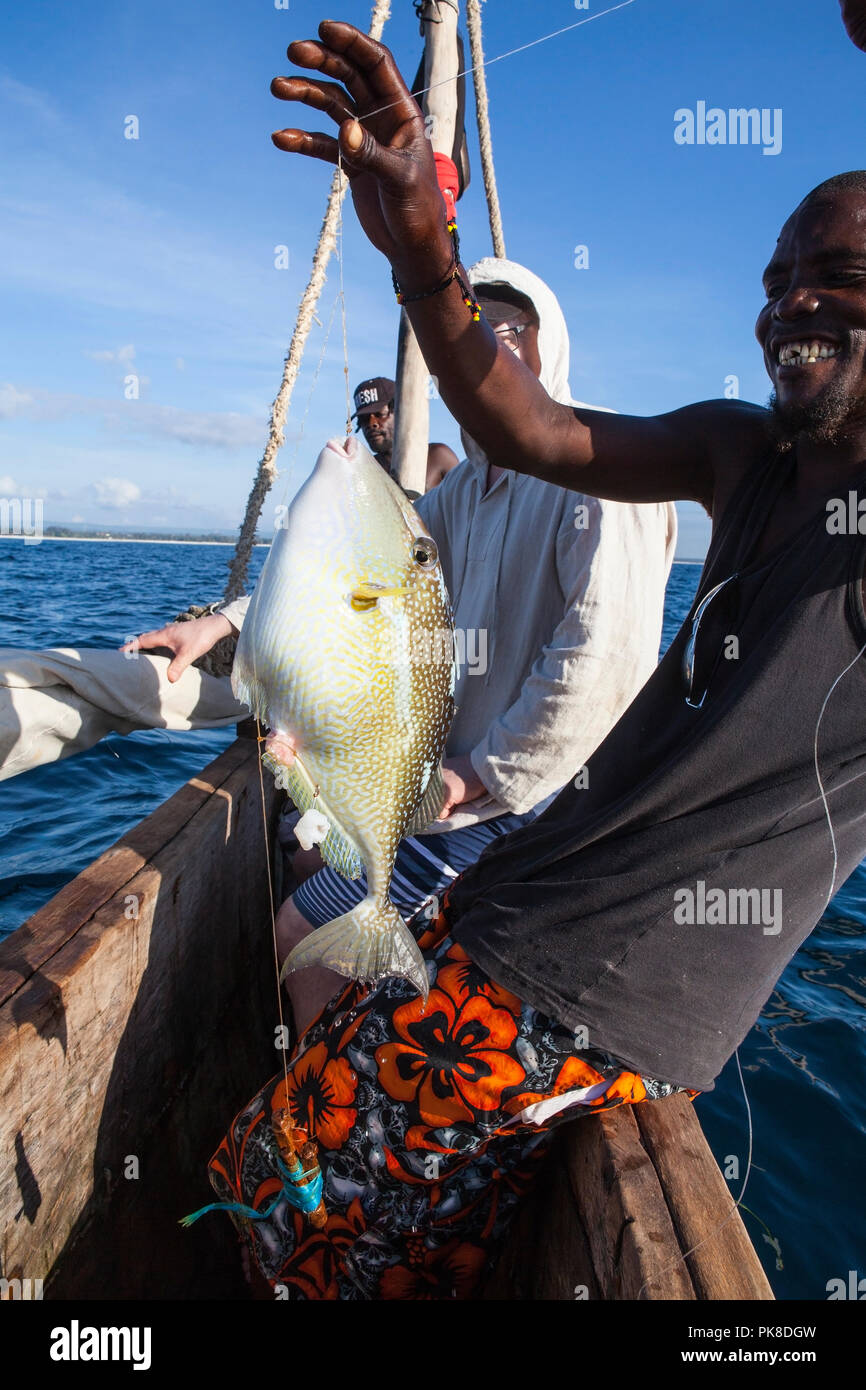 GALU - KINONDO, KENYA - FEBBRAIO 26,2018: Lokal pescatori con un pesce in Galu beach, Kenya. Ogni mattina con una barca fatta di albero di mango, andare a pesca. Foto Stock