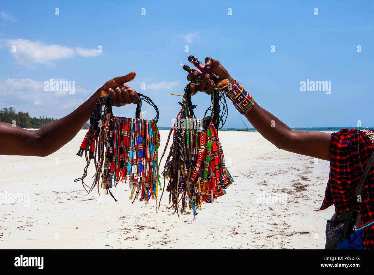Masai che vende gioielli fatti a mano sulla spiaggia. Galu Beach, Kenya Foto Stock