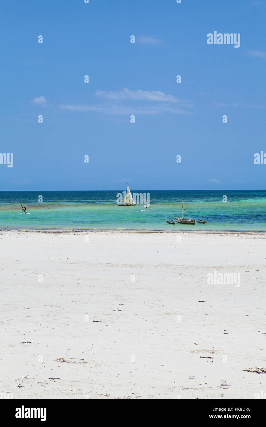 GALU KINONDO - SPIAGGIA, KENYA - 28 febbraio 2018: bellissimo paesaggio marino - spiaggia, barche e turisti- Galu Kinondo - spiaggia, Kenya Foto Stock