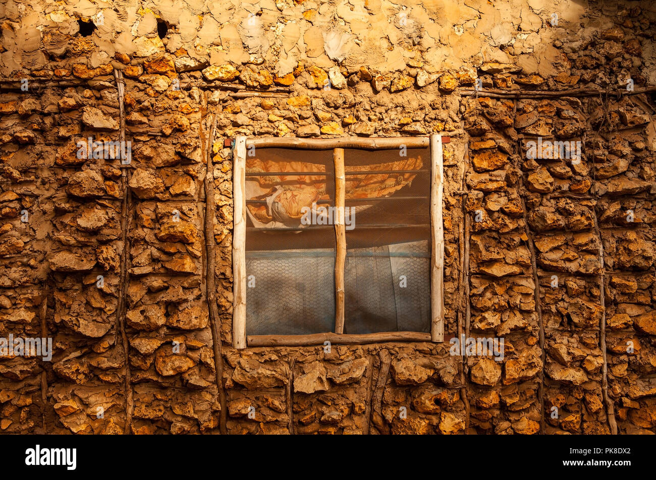 Originale finestra africana con zanzariera in un villaggio in Kenya Foto Stock