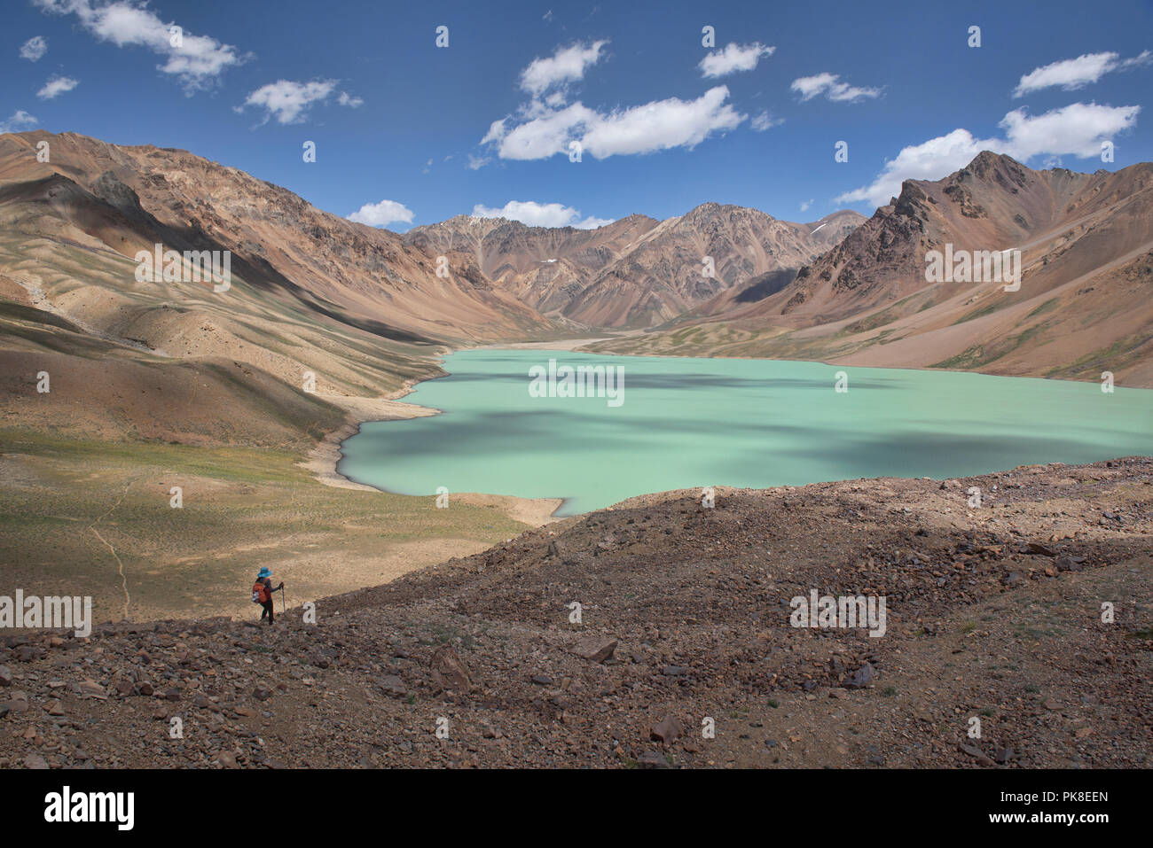 Trekking lungo il lago Khafrazdara, Tajik National Park, il Tagikistan. Foto Stock