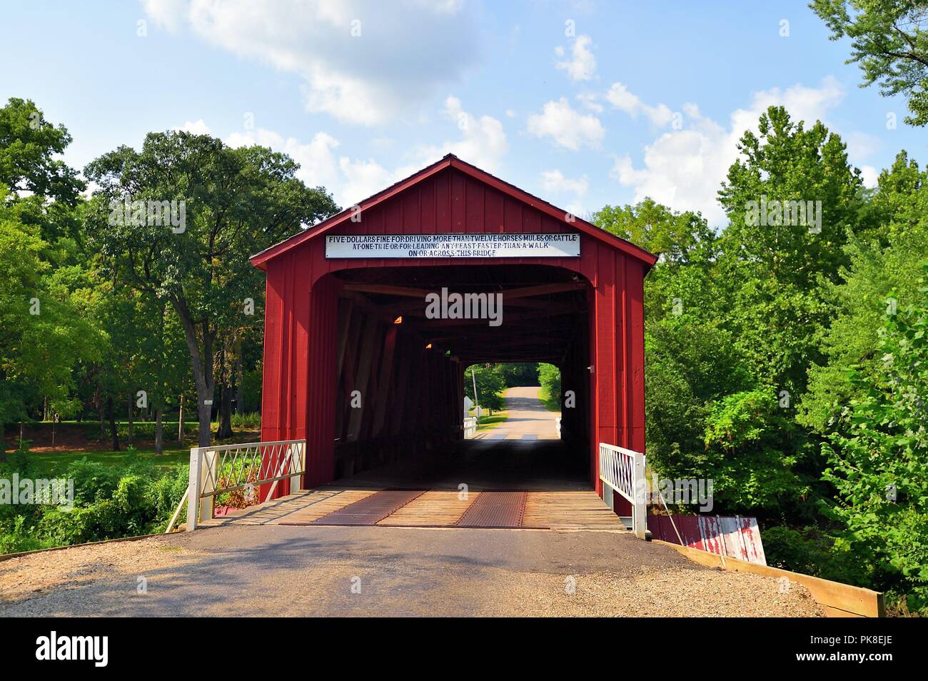 Princeton, Illinois, Stati Uniti d'America. Il rosso ponte di coperta si estende Big Bureau Creek. Il 149-piedi ponte fu costruito nel 1863 e rimane aperta al traffico. Foto Stock