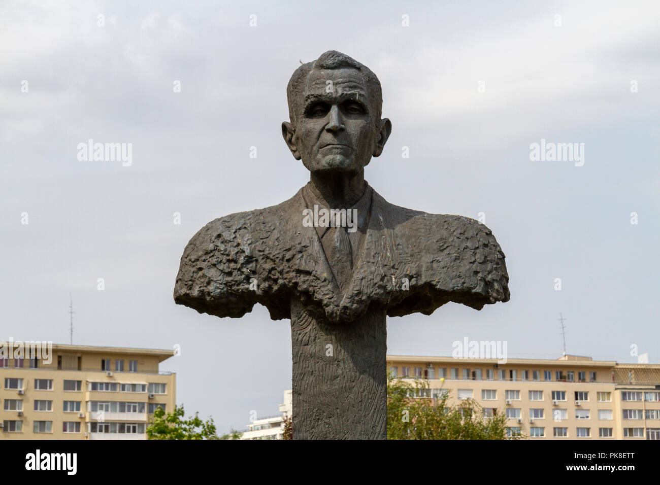 Busto in bronzo di Corneliu Coposu, accanto alla chiesa Kretzulescu nella Piazza della Rivoluzione, Bucarest, Romania. Foto Stock