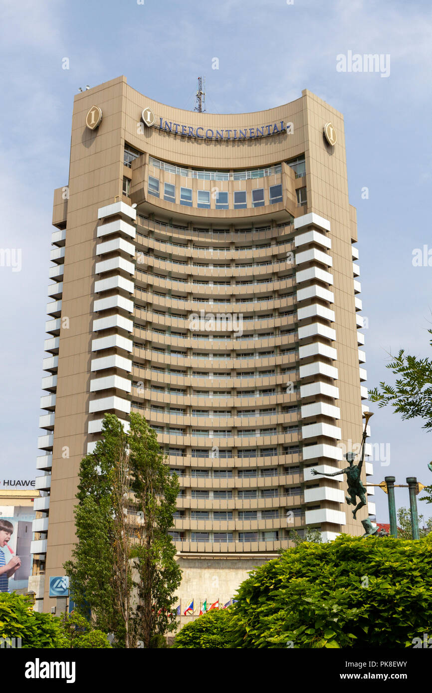 L' InterContinental Bucharest è un alto hotel a cinque stelle situato nei pressi di piazza universitaria, Bucarest, Romania. Foto Stock