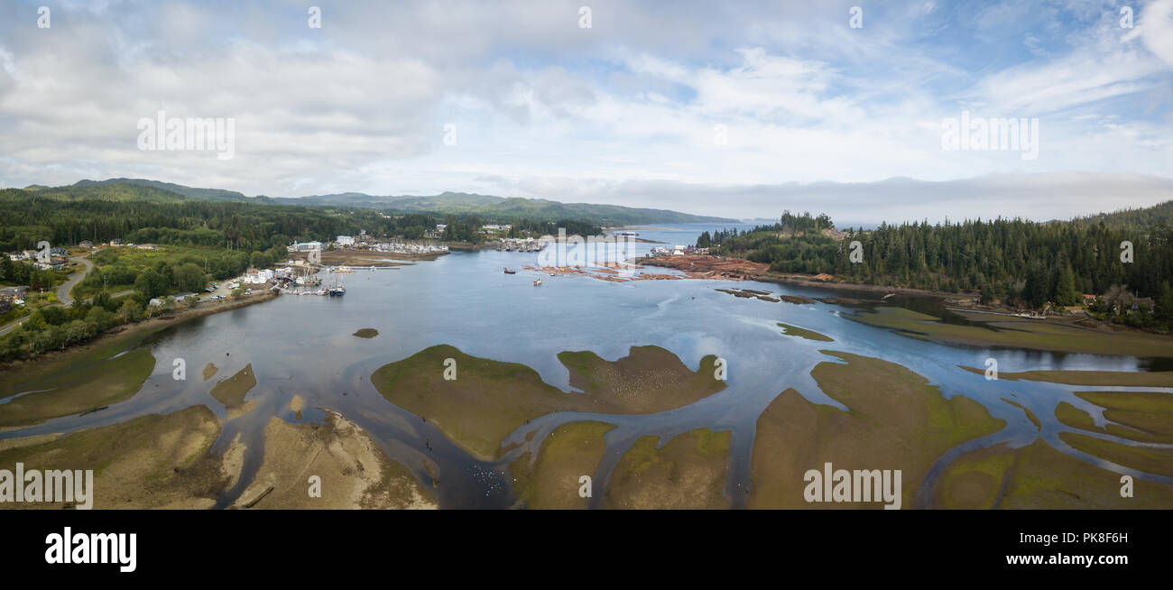 Antenna vista panoramica di una piccola cittadina, Port Hardy, durante un nuvoloso giorno d'estate. Situato nella parte nord di Isola di Vancouver, BC, Canada. Foto Stock