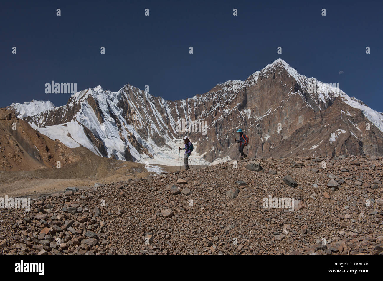 Trekking lungo il Grum Grijmailo ghiacciaio, Khafrazdara Valley, Tagikistan. Foto Stock