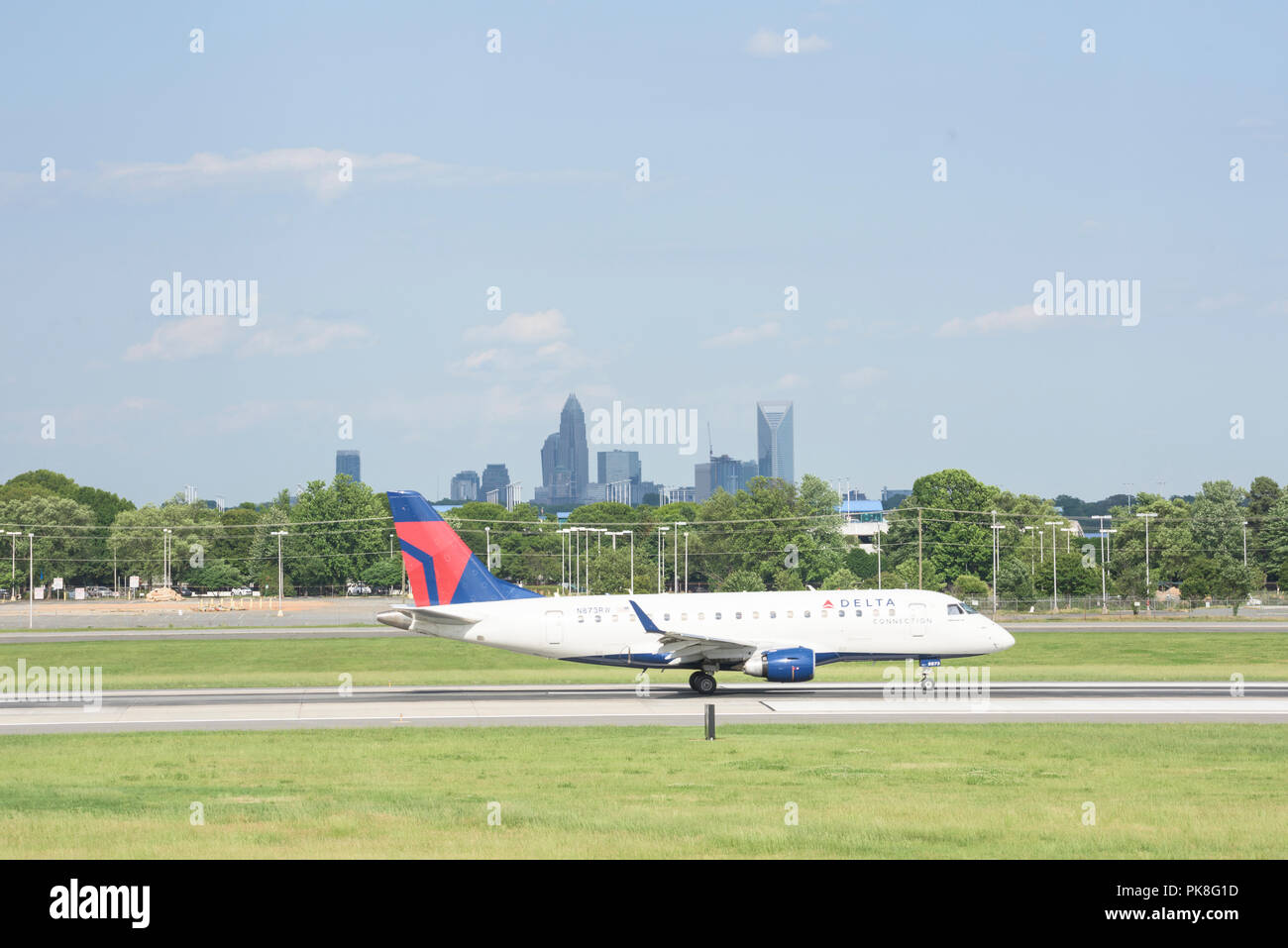 Charlotte, NC - Maggio 14, 2017/USA: un aereo commerciale scende a terra presso l'Aeroporto Internazionale Charlotte Douglas, Charlotte, NC. Foto Stock