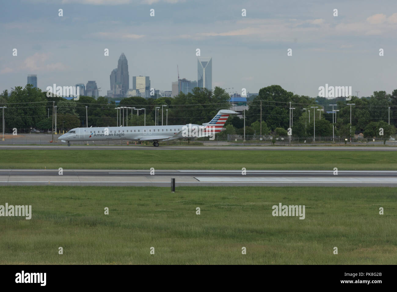 Charlotte, NC - Maggio 14, 2017/USA: un aereo commerciale terre presso l'Aeroporto Internazionale Charlotte Douglas, Charlotte, NC. Foto Stock