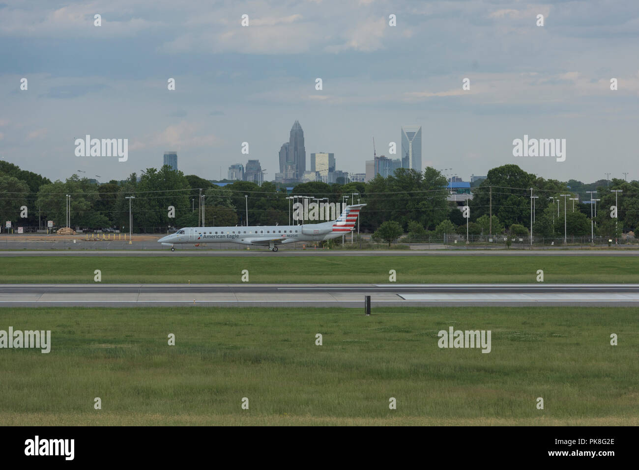 Charlotte, NC - Maggio 14, 2017/USA: La gente guarda la discesa di un aereo commerciale presso l'Aeroporto Internazionale Charlotte Douglas, Charlotte, NC. Foto Stock