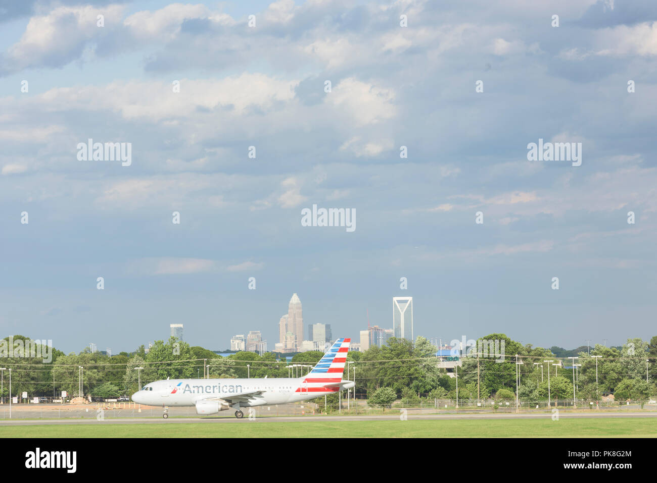 Charlotte, NC - Maggio 14, 2017/USA: due aeroplani di linea commerciali passano sulla pista presso l'Aeroporto Internazionale Charlotte Douglas, Charlotte, NC Foto Stock