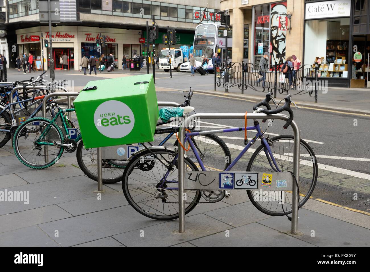 Una bicicletta Uber mangia la consegna in modo sicuro bloccato nel centro di Glasgow, Scozia, Regno Unito Foto Stock