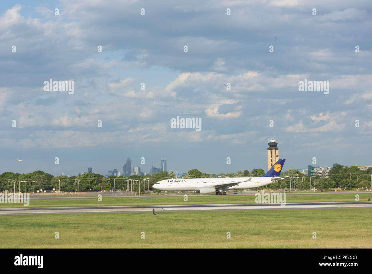 Charlotte, NC - Maggio 14, 2017/USA - aereo commerciale decolla all'Aeroporto Internazionale di Charlotte-Douglas in Charlotte, NC Foto Stock