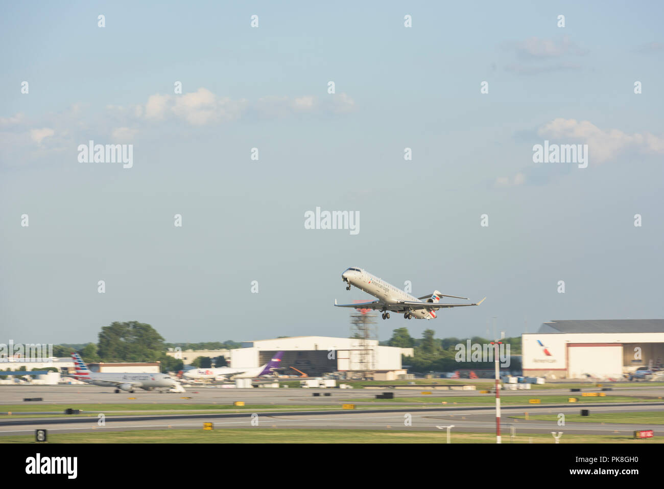 Charlotte, NC - Maggio 14, 2017/USA: salita di un aereo commerciale presso l'Aeroporto Internazionale Charlotte Douglas, Charlotte, NC. Foto Stock