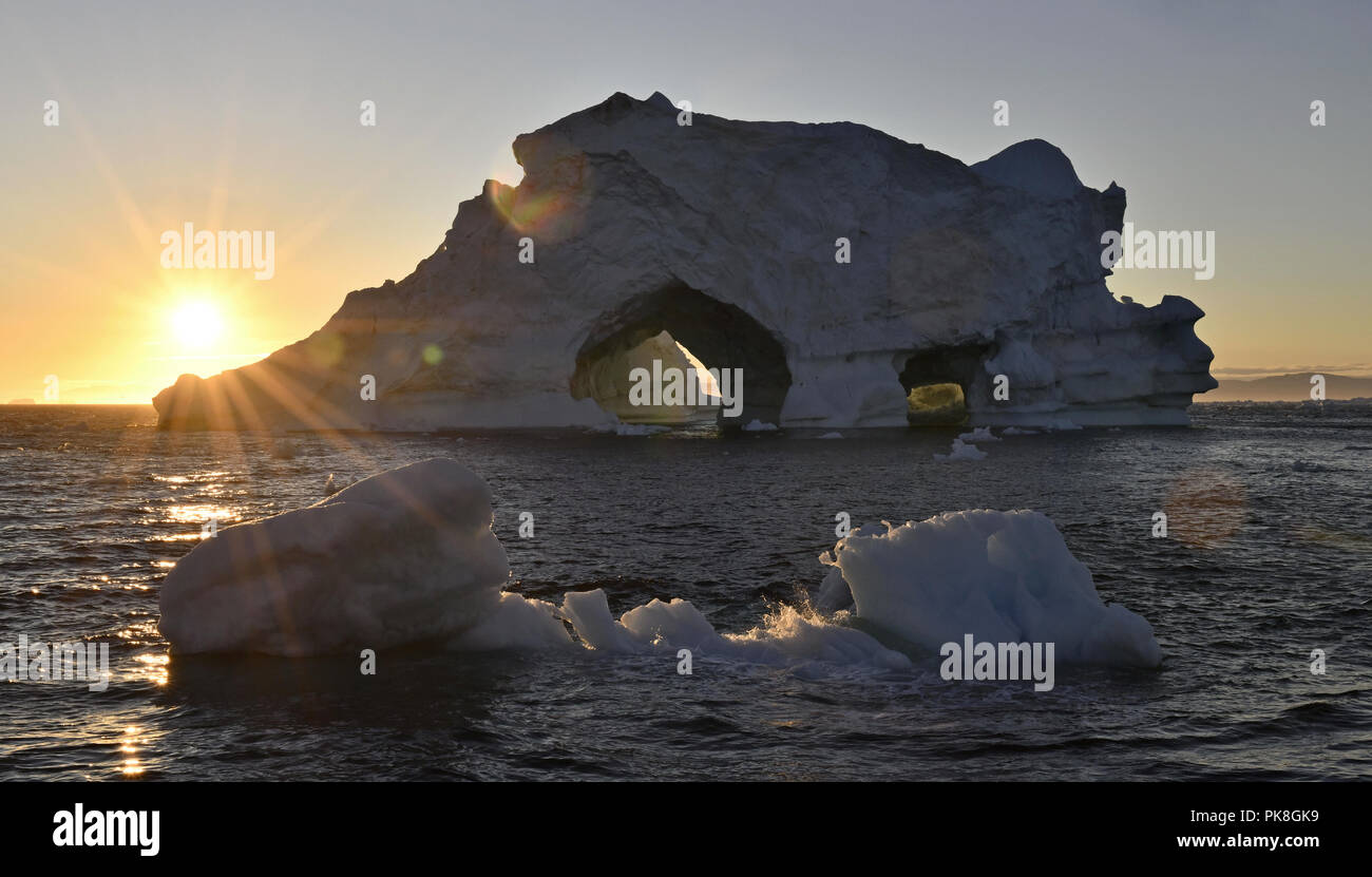 Iceberg al tramonto. Natura e paesaggi della Groenlandia. Baia di Disko. Groenlandia occidentale. Foto Stock