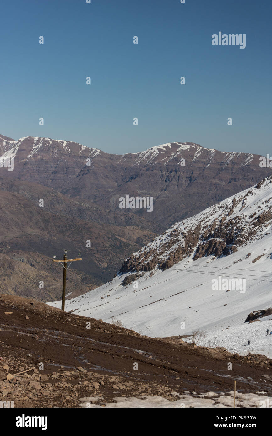 Montagne innevate in strada a Valle Nevado situato nelle montagne andine, Cile. Foto Stock