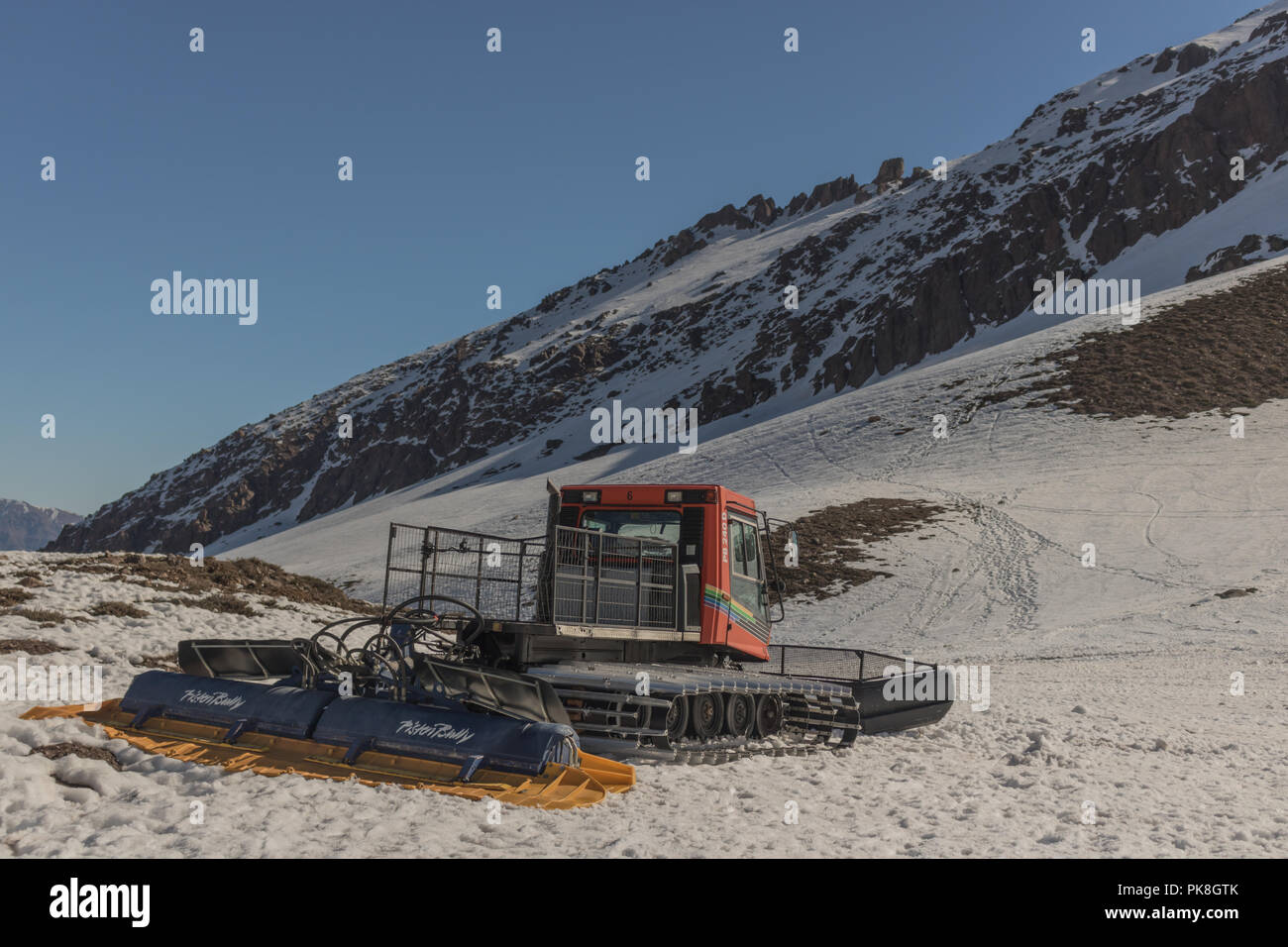 La Caterpillar Tractor per pulire la neve il parcheggio sulla montagna nel modo a Valle Nevado Resort, sci e snowboard. Montagne Andine, Cile Foto Stock