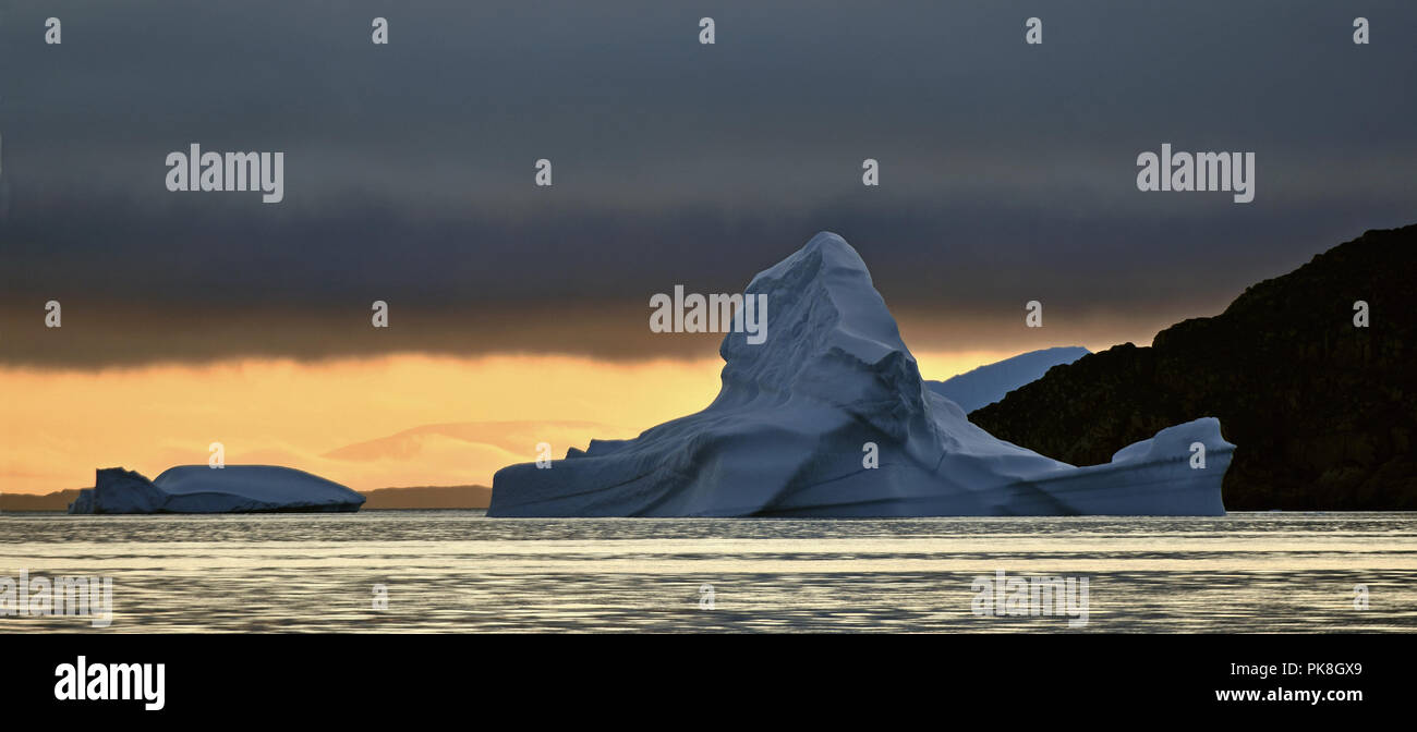 Iceberg al tramonto. Natura e paesaggi della Groenlandia. Baia di Disko. Groenlandia occidentale. Foto Stock